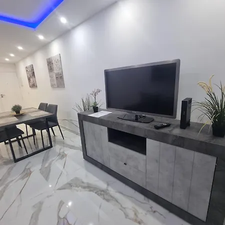 Apartment Casa Palmera 2 Only 150 Meters To The Beach, Heated Pool, Wifi, Sat-tv, Terrace, Location, Washing Machine