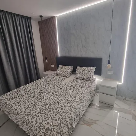 Apartment Casa Palmera 2 Only 150 Meters To The Beach, Heated Pool, Wifi, Sat-tv, Terrace, Location, Washing Machine *